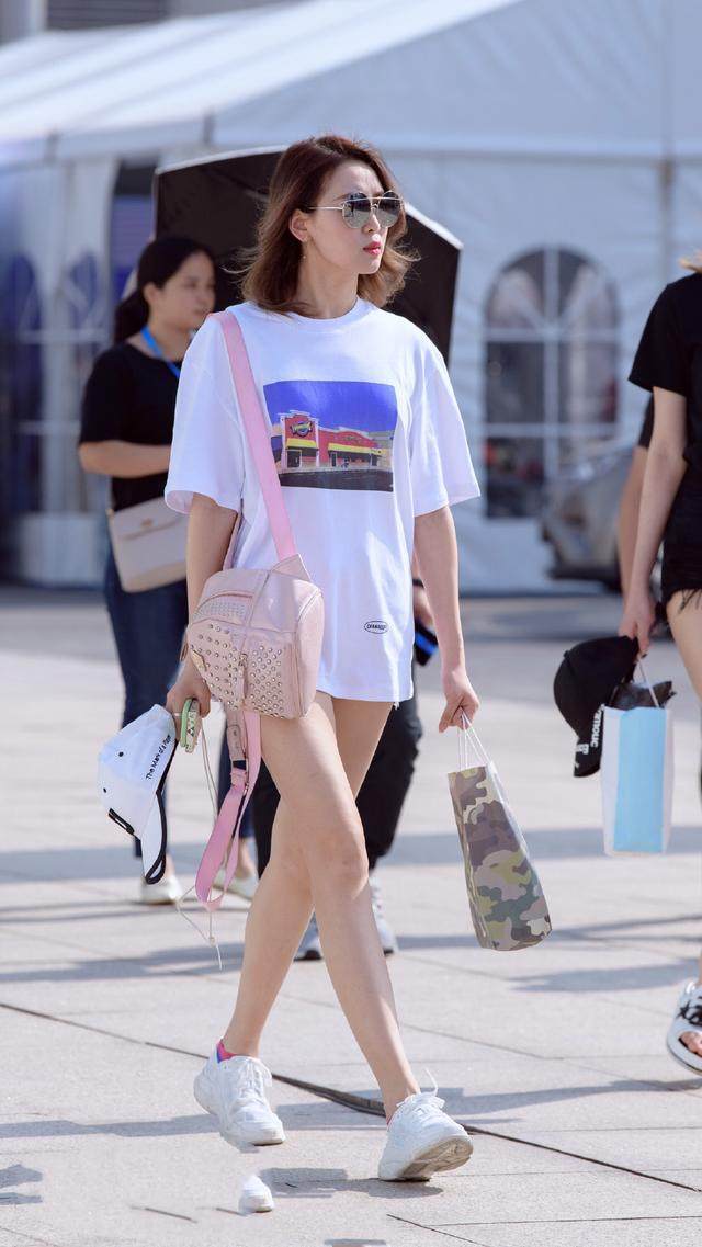 街拍：清新简约的小姐姐，穿着非常好看浪漫又甜美！