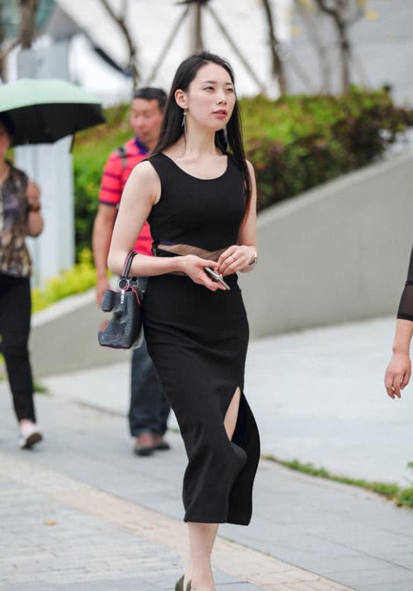 街拍：图二“小吊带”，清新又时尚，展现夏日“清凉”！