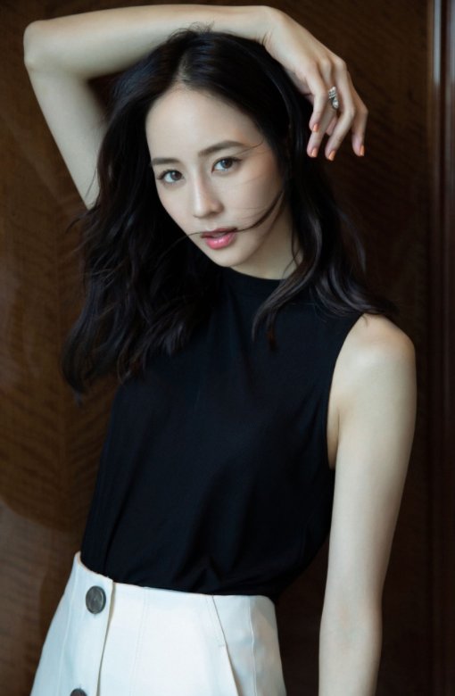 张钧宁时尚大片,身着MassimoDutti礼服,长发飞舞,优雅大气