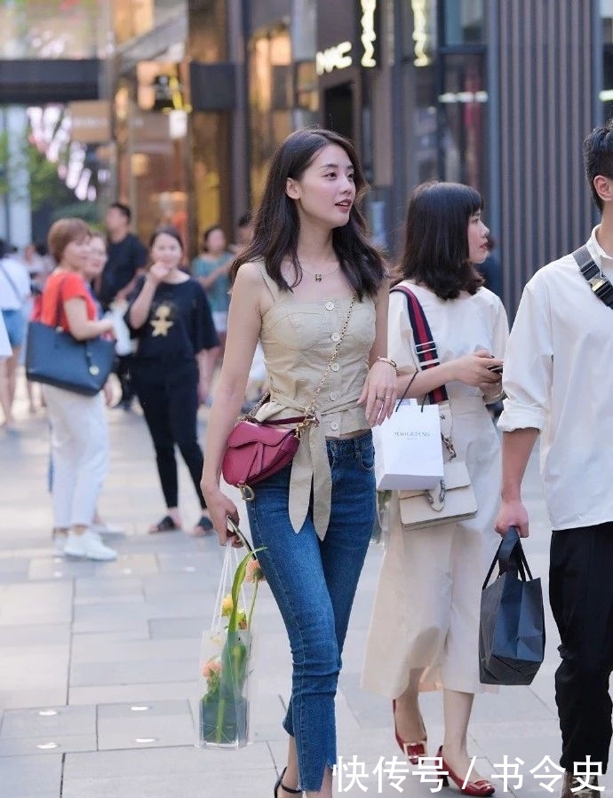 「穿搭」街拍偶遇不穿内衫的小姐姐,粉色V领衫,谁与争锋
