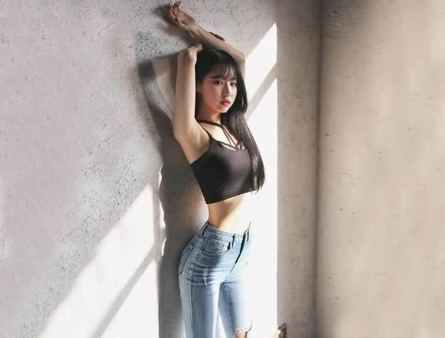 格外靓丽的牛仔裤女神，尽显曼妙多姿的美感，真让人着迷!