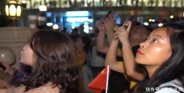 厉害了我的国,五星红旗点亮全球第一高楼