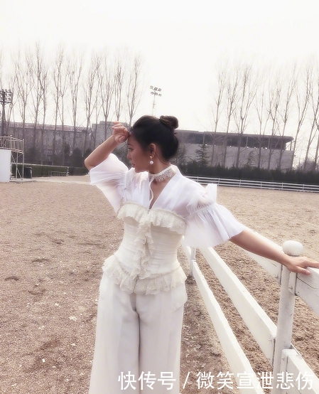 宁静因为耿直被热议，46岁的她打扮起来还是御姐，谁能说她老