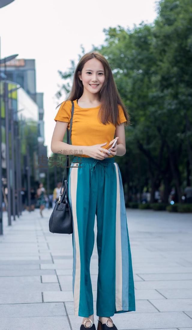 街拍时尚秀：路人街拍，高分路人闺蜜街头抓拍，气质不比明星差