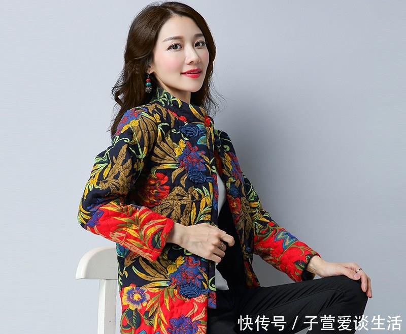 『民族风棉衣』奔四奔五女人别再穿羽绒服了,今年流行中国风棉服,贵气优雅