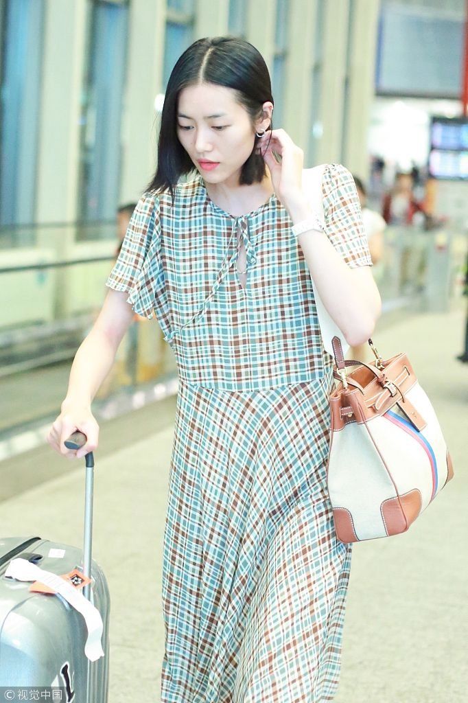 刘雯hold格子裙穿越成80年代大学生 撩发露酒窝气质清新脱俗