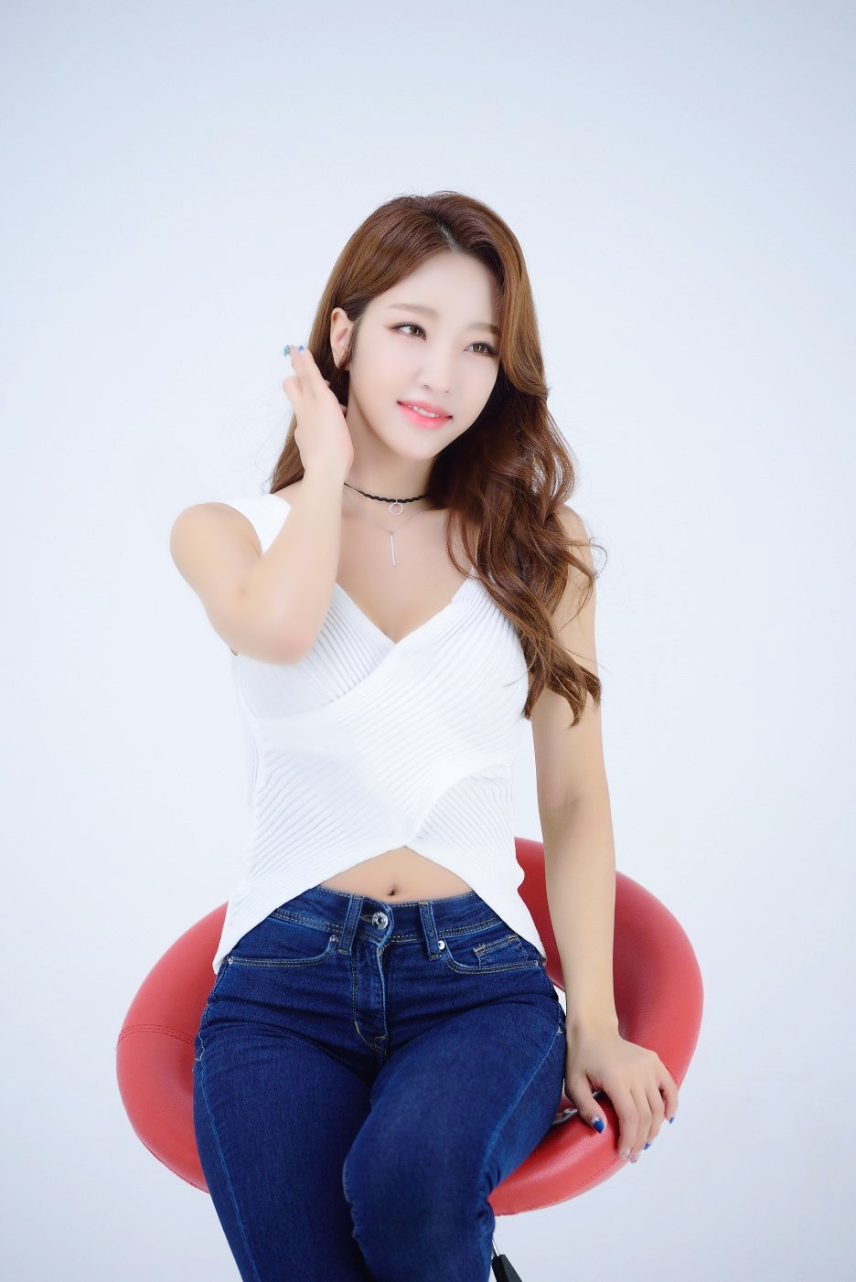 棚拍镜头下一个长发可爱的青春时尚美女