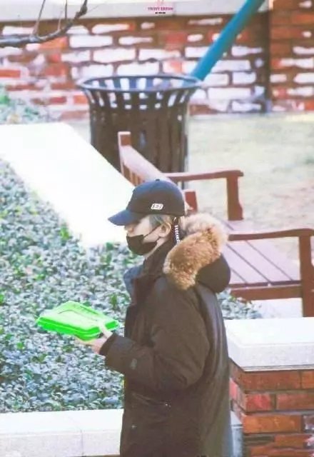 原来蔡徐坤一天吃八顿是真的,发生地震的时候他第一时间去拿的居