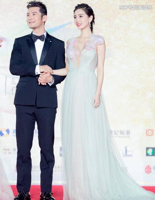 有黄晓明陪杨颖胆都大了10倍，敢这么穿低胸装，终于像生过娃的