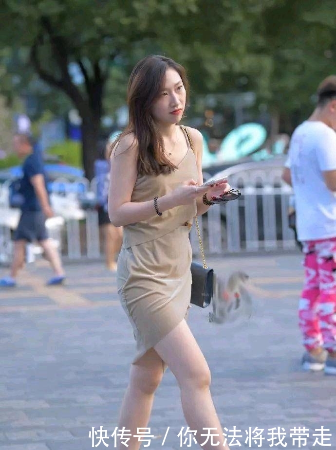看起来有些■街拍:时尚靓丽的小姐姐,吊带衣加热裤,展现靓丽身姿