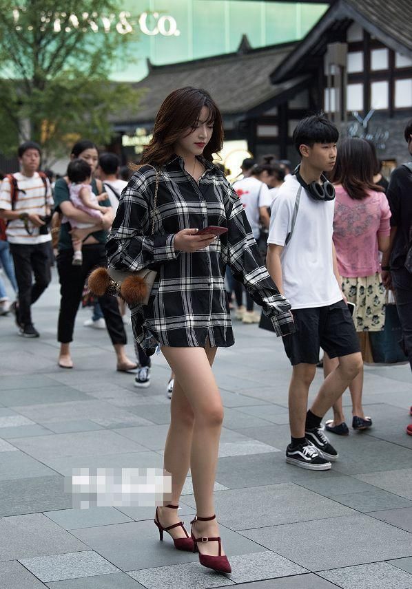 街拍：穿衣越来越没有底线了？图五热裤短到极致，图六直接不穿！