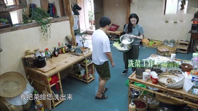 baby玩手机遭刘纯燕打脸?想吃爆米花却被抓包假吃,网友:演技棒
