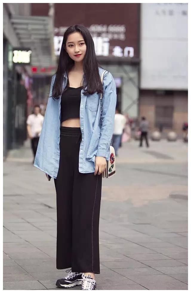 街拍:图1曲线玲珑,图3丰满简约,图7连衣裙显身材