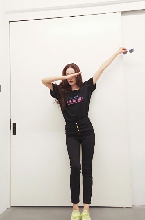 迪丽热巴 网友:是谁的大长腿又在这晃悠