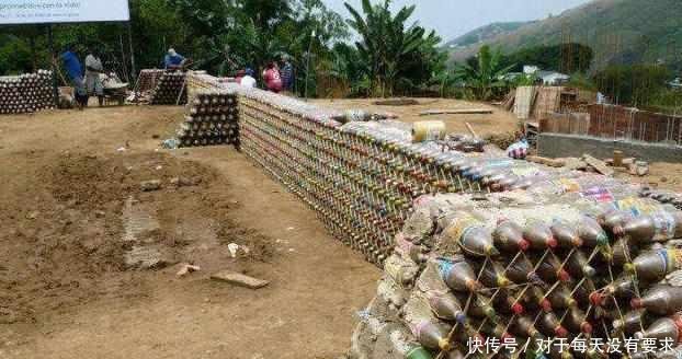  「小伙」农村小伙用塑料瓶盖房子，人们都说他傻，结果却让人羡