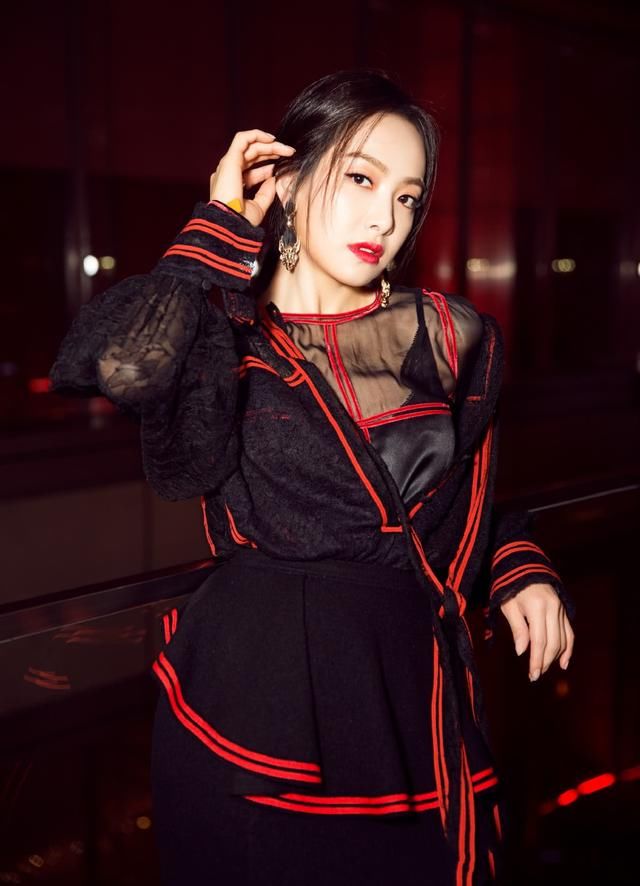 宋茜西装里面只穿了件内衣，却把裤子提到了胸，网友：太帅了！