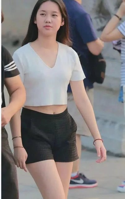 玩耍中的小姐姐被路人吸引，网友：就你这身段，谁看见了都会把你