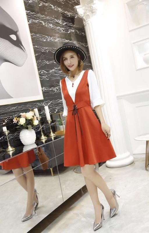 50岁小姨打扮起来真漂亮，如此优雅的秋裙，看上去年轻不少