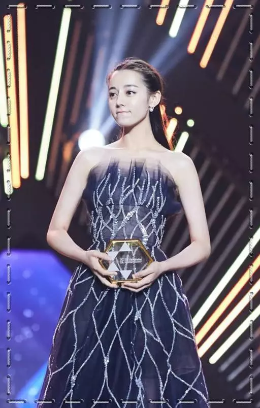 迪丽热巴也是“照骗”？离开PS玉臂变麒麟臂，网友：反差太大了