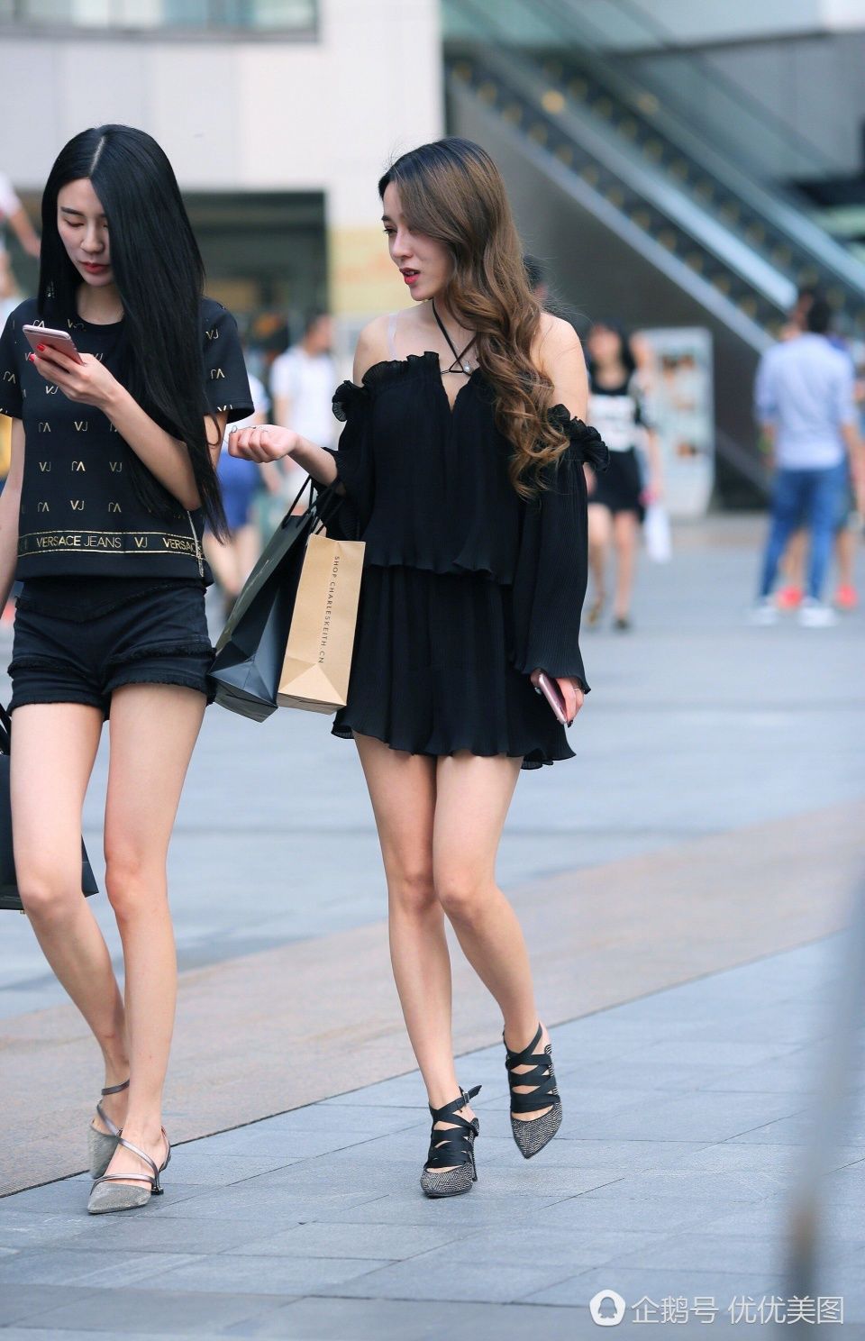 街拍美女，北城天街身材好又清凉的美眉们