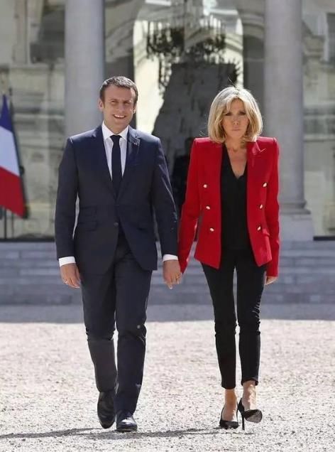 65岁法国第一夫人，蓝色裙装气场惊人，腿瘦的跟少女一样