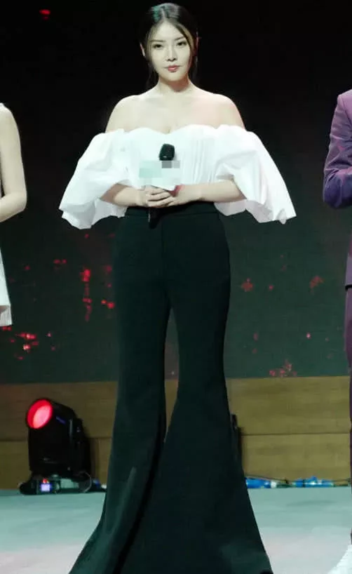 徐冬冬出席活动，身穿“平肩”的白色上衣，造型“雷人”