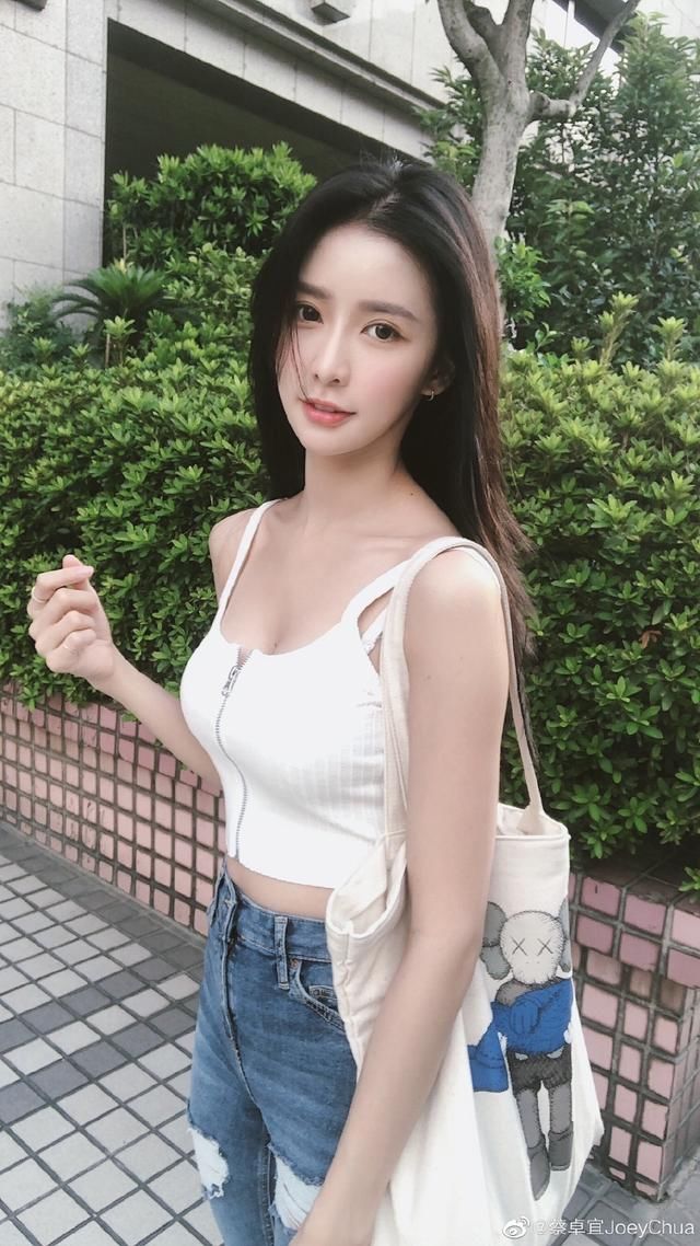  『小吊带』青你2“氧气甜心”蔡卓宜，教科书式穿搭超吸晴，简约又有气质