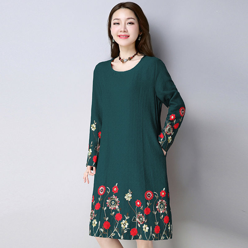 满45岁以上的女人，出门少穿真丝，试试这秋裙+高跟，美到犯规