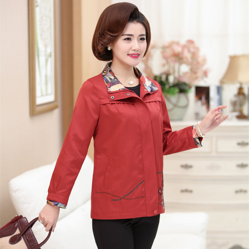 妈妈，秋天从不穿高跟鞋!平底鞋搭配套装，显瘦又减龄