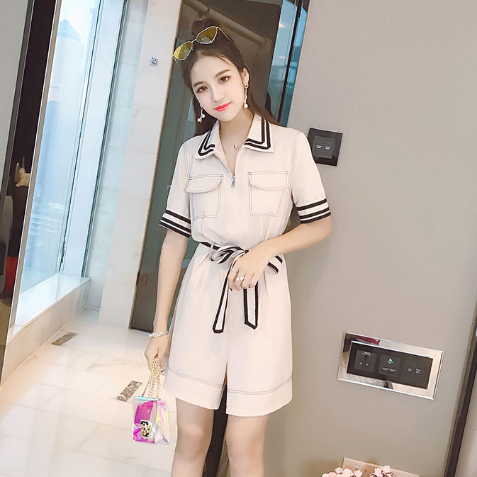 穿连体裤不好上厕所，但今年这样连体裤火爆了，显瘦又显高，很美