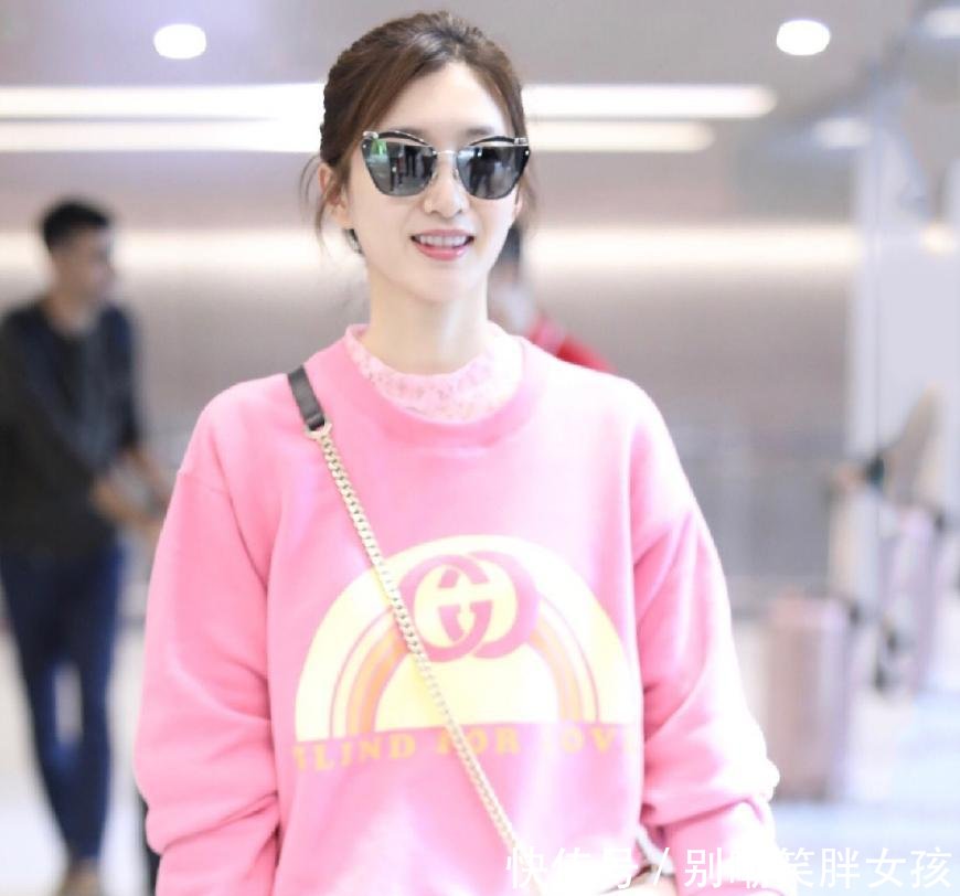 32岁江疏影现身, 粉衣粉裙里穿蕾丝, 美成少女示范!