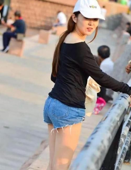 『粉色』街拍:天生丽质的美女,一条粉色的连衣裙,时尚清新气质