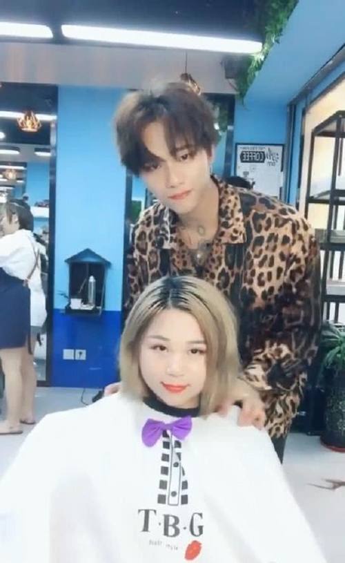 微胖的短发村姑去理发店换发型，接上长发后秒变气质女神