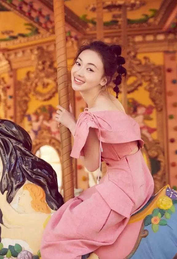 同穿粉色裙,吴谨言清纯活泼,秦岚端庄优雅,而她却土的不像话!