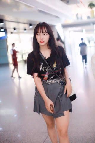 看了程潇和鞠婧祎的刘海,最后再看她的刘海却像被狗啃了一样!