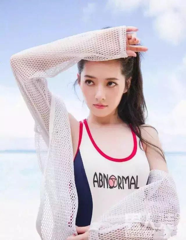 33岁的郭碧婷豁出去了，为了刷存在感，这样的抹胸连体裤都敢穿