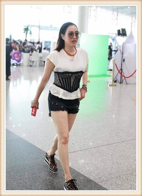 钟丽缇为秀身材，T恤外套腰封，可勒出的水桶腰真是让人不忍直视