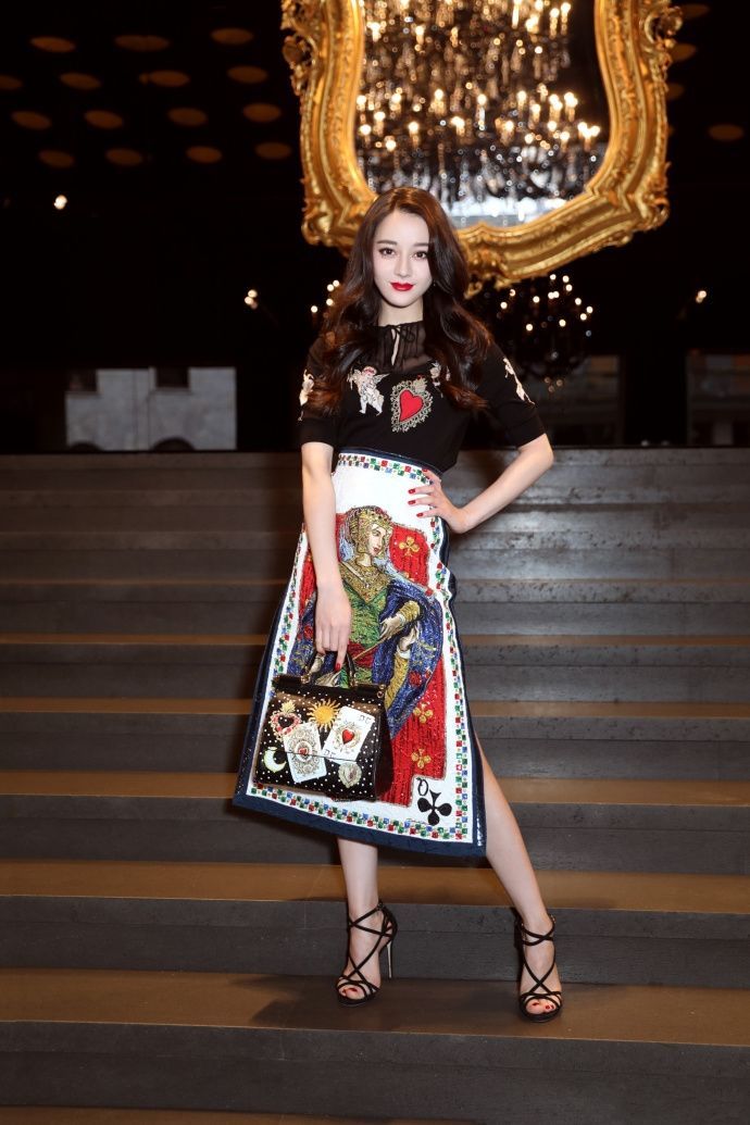 迪丽热巴未精修照片流出，头戴皇冠美到不敢认，网友：是女王本人