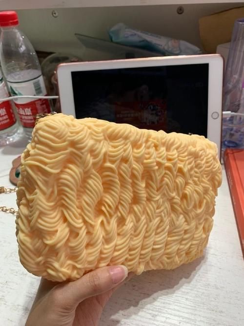  手提包：是时装周的潮流走的太快了？还是我out了？这些单品让我迷茫了