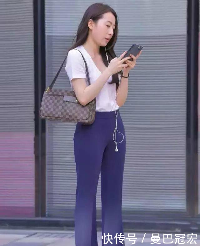  「美女」腿型修长的打底裤美女，笔直的站着，线条美简直了！