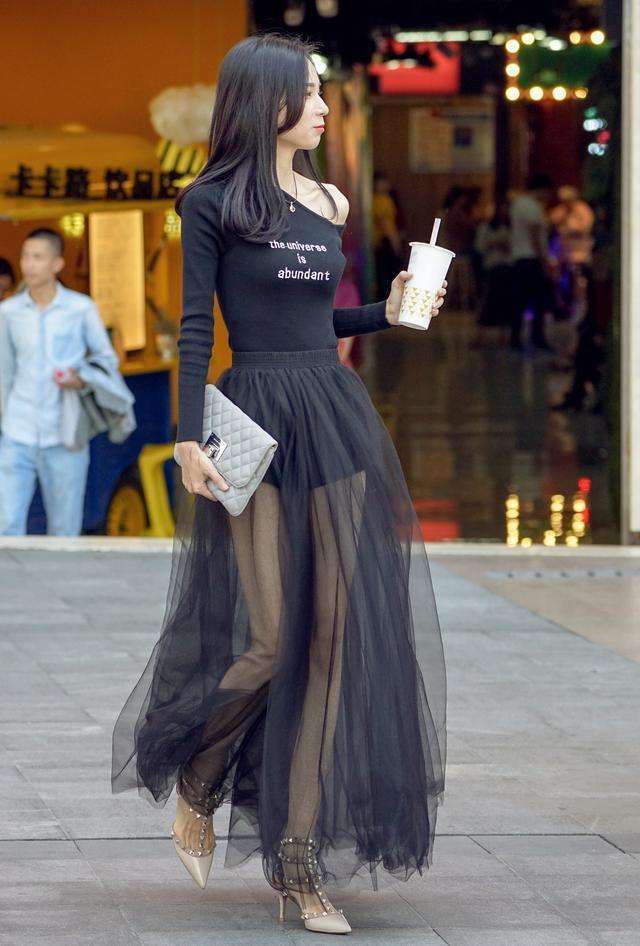 街拍：超级好看的小姐姐，紧身T恤配黑色纱裙时尚又迷人