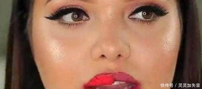 女子作死化妆测试，在嘴上涂一百层口红，涂完后变成这样