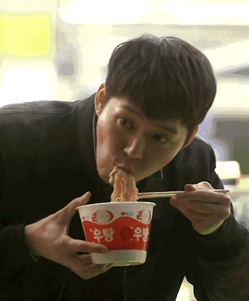 谣言还是真相？被吃下的泡面要在体内赖32天？！剧毒？！