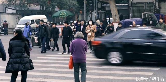 中国高铁商务座价格是二等座的三倍，对比看看它贵的原因