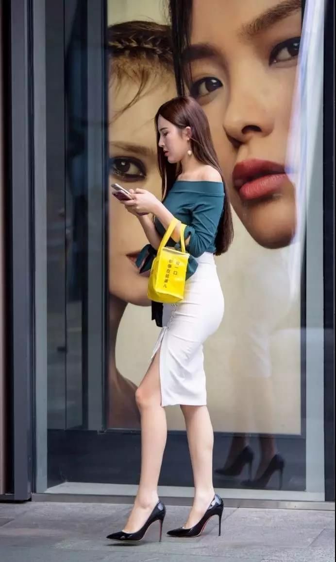 街拍：颜值与身段堪称完美不信你不喜欢