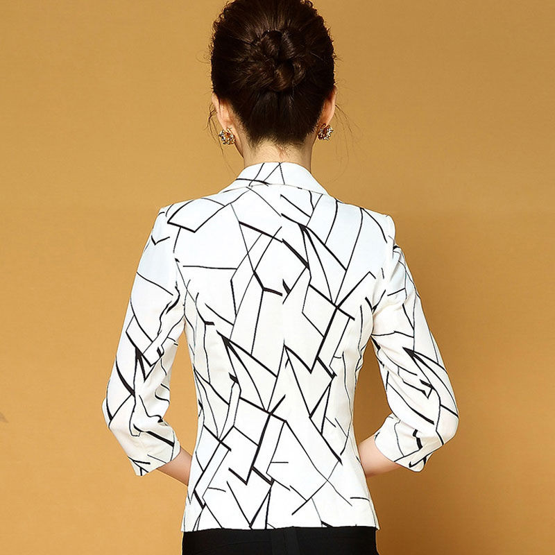 精致女人都不穿裙子了,当下流行穿小西装,入秋后穿正合适