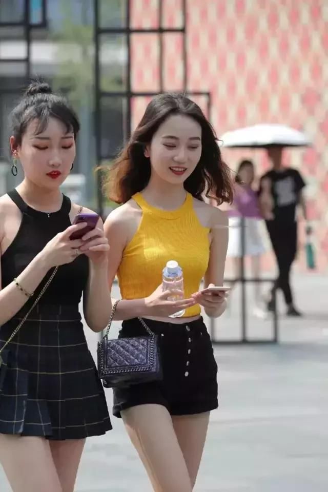 “体温天气”又何惧？搭配无袖抹胸背心的闺蜜俩