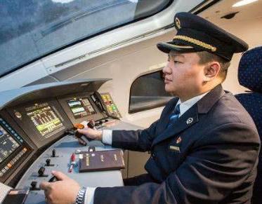  高铁@高铁司机全程不能离开驾驶室，那他们要怎么上厕所今天算明