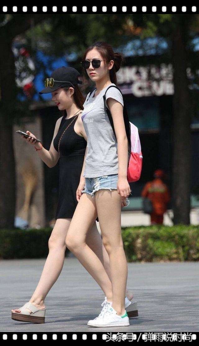 成都街拍:T恤短裤骨感型美女or超短裙丰满型美女 你喜欢谁?