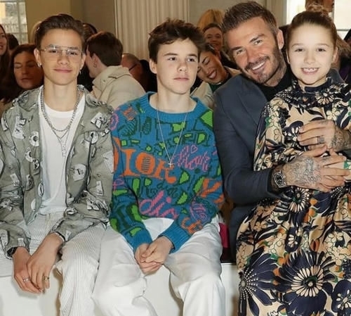 时装周：贝克汉姆携儿女亮相时装周，8岁小七穿印花裙，坐爸腿上成团宠